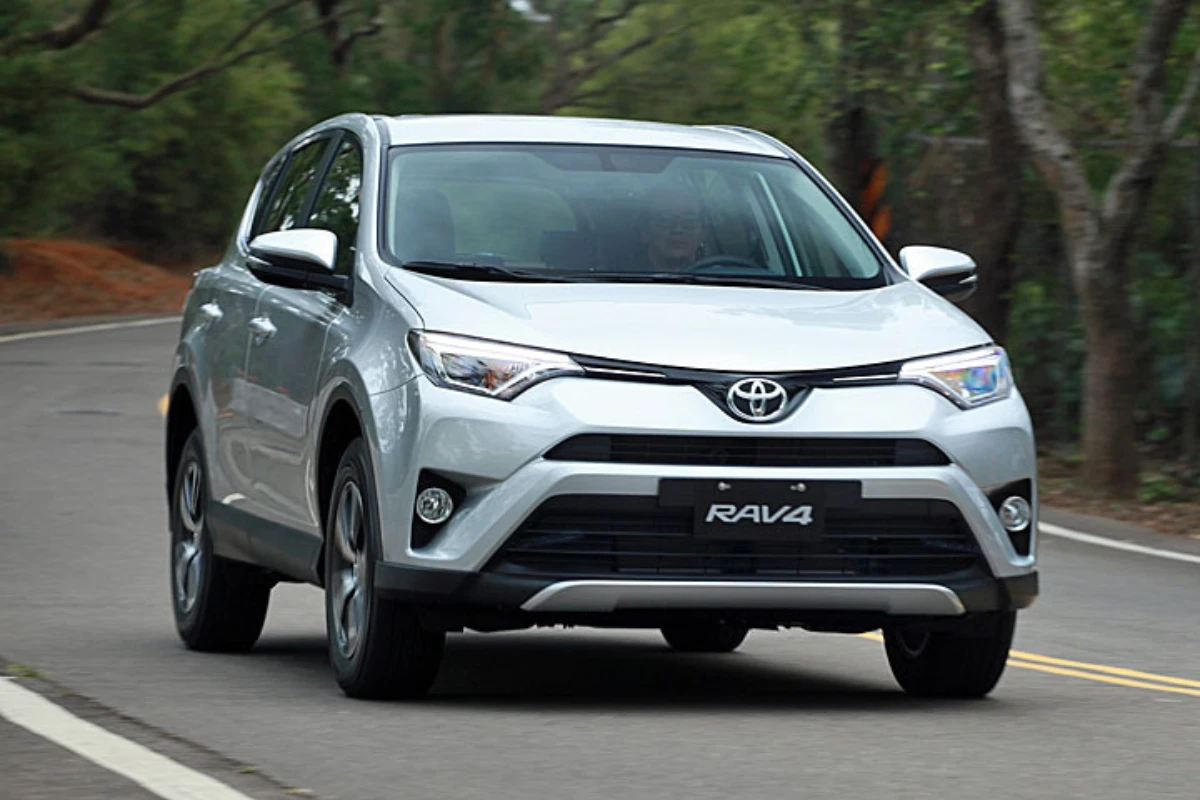 Toyota RAV4 二手四代大約是 10 年左右