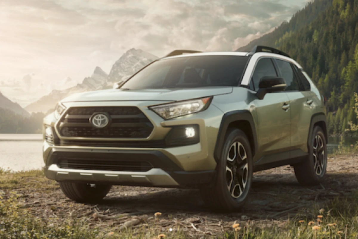 Toyota RAV4 二手五代是第一個推出就有油電版本的 RAV4 世代